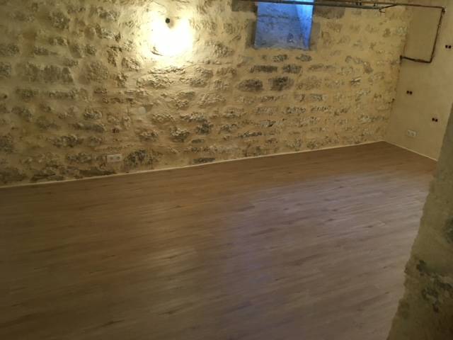 parquet et mur de pierre